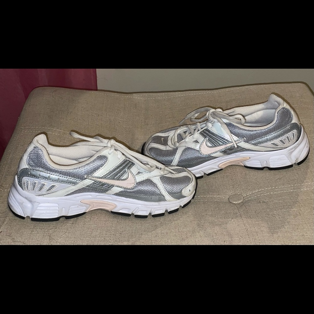 Nike Downshifter 2 Tennis Shoes Size 6 Like New